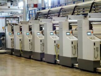 Investition in Inline-Flexodruckmaschine für Getränkekartons