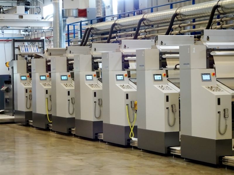 Investition in Inline-Flexodruckmaschine für Getränkekartons