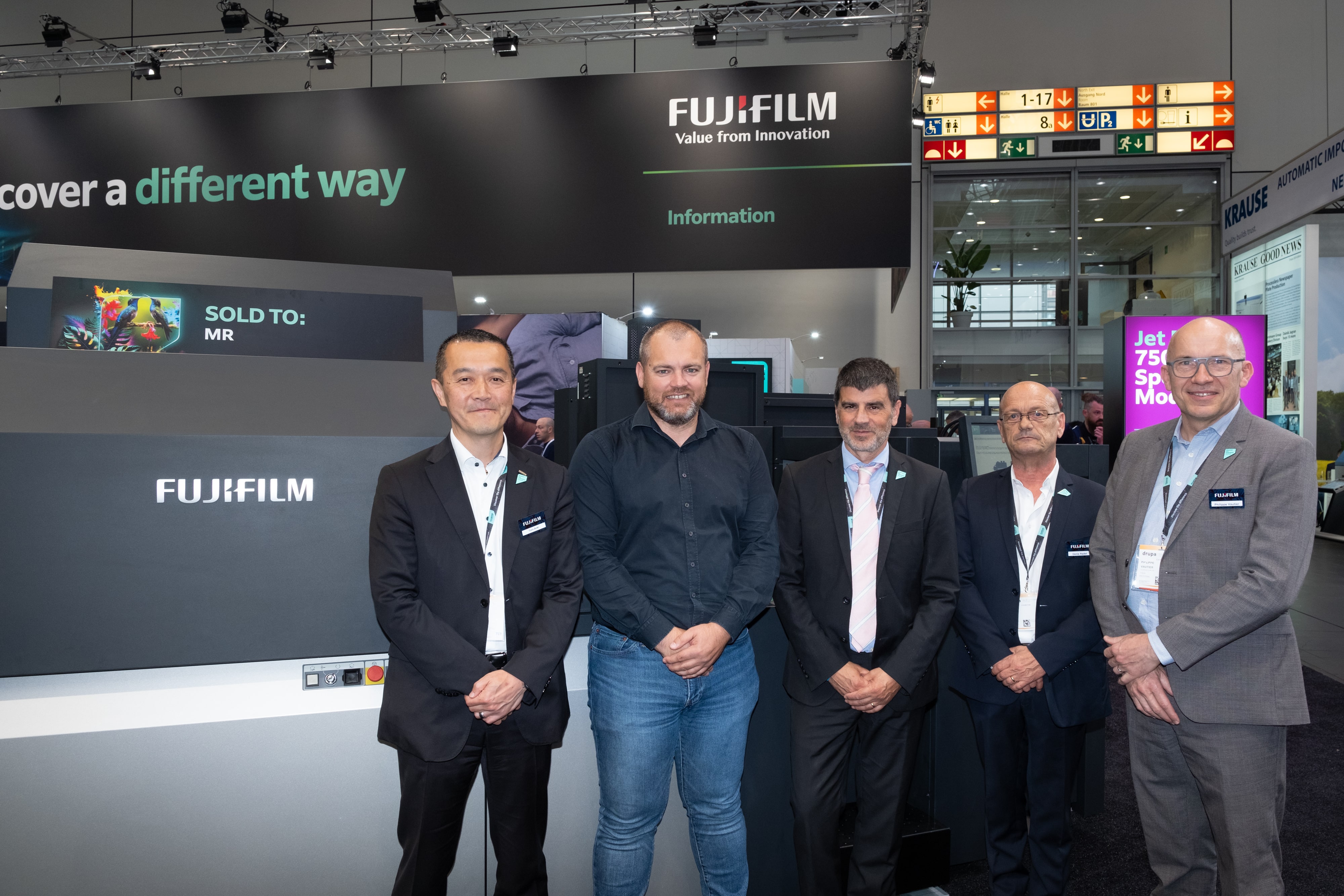 V.l.n.r: Taro Aoki, Leiter Digital Press Solutions, Fujifilm Europe; Jonathon Mihy, CEO von MR Cartonnage; Joaquim Ventura, Direktor Fujifilm Graphic Digital Print France; Denis Radet, Vertriebsleiter, Fujifilm Europe und Philippe Vautier, Vertriebsleiter Digital Highend Equipment EMEA (Quelle: Fujifilm)