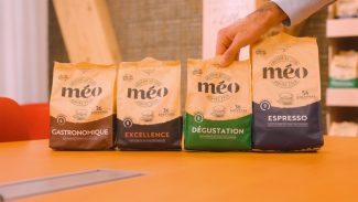 Cafés Méo setzt auf „Design for Recycling“-PE-Flowpacks von adapa