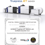 Die Screen Truepress Jet 560HDX hat die „Digital Press System Certification for Inkjet“ erhalten und erfüllt damit die Anforderungen des CRPC6-Standards für Farbstabilität und Produktionskonstanz (Quelle: Screen)
