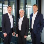 Gemeinsam mit Dr. Andreas S. Gasse (Mitte) bildet Thomas Piwowarsky (rechts) von nun an die Geschäftsführung der allfogroup. Hans Bresele bleibt der allfogroup als Beiratsvorsitzender und Gesellschafter eng verbunden (Quelle: Bernd Martin/allfogroup)