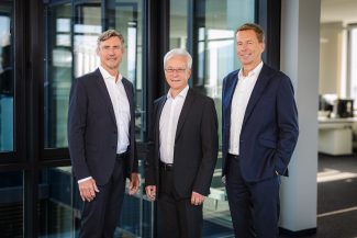Gemeinsam mit Dr. Andreas S. Gasse (Mitte) bildet Thomas Piwowarsky (rechts) von nun an die Geschäftsführung der allfogroup. Hans Bresele bleibt der allfogroup als Beiratsvorsitzender und Gesellschafter eng verbunden (Quelle: Bernd Martin/allfogroup)
